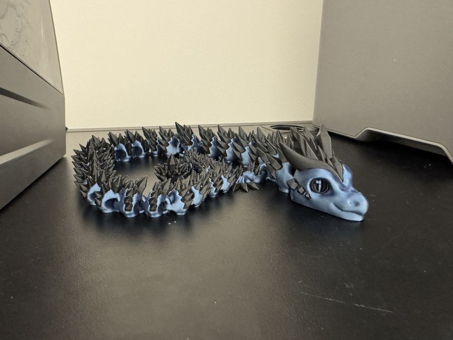 Dragón articulado azul impreso en 3D