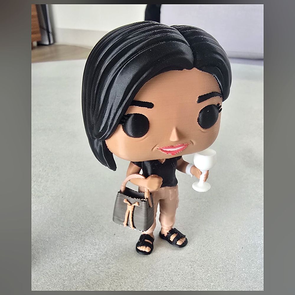 Funko Pop personalizado: melena, bolso y copa reproducidos de la foto
