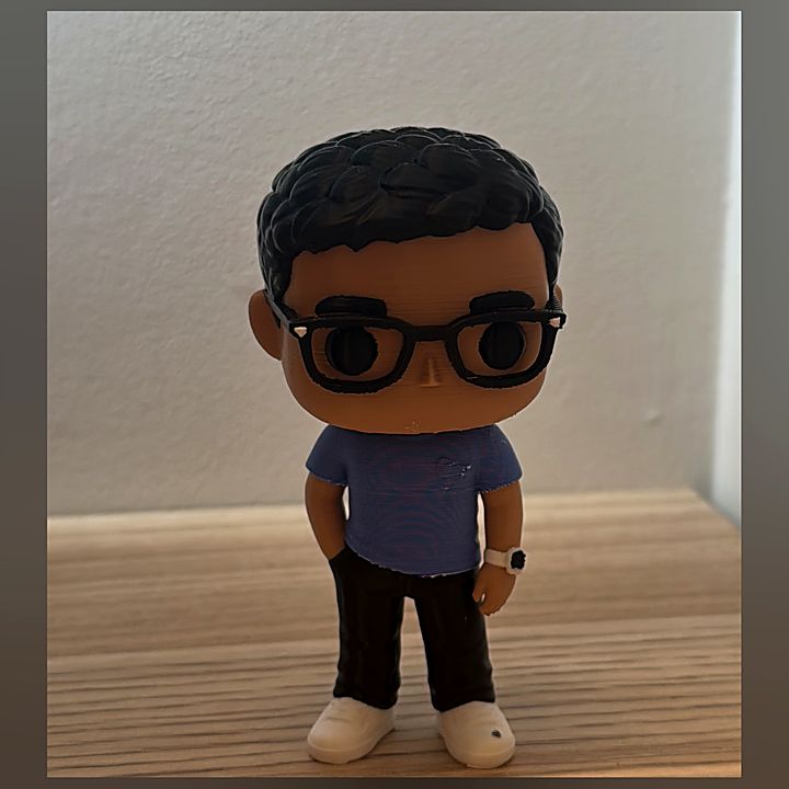 Funko Pop personalizado: camiseta, gafas y reloj al detalle
