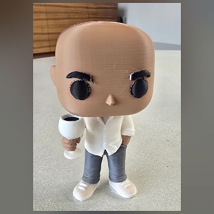 Funko Pop personalizado: camisa blanca con el acabado repasado a mano