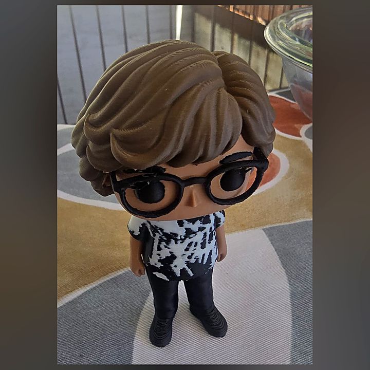 Funko Pop personalizado: gafas y estampado calcados de la foto original