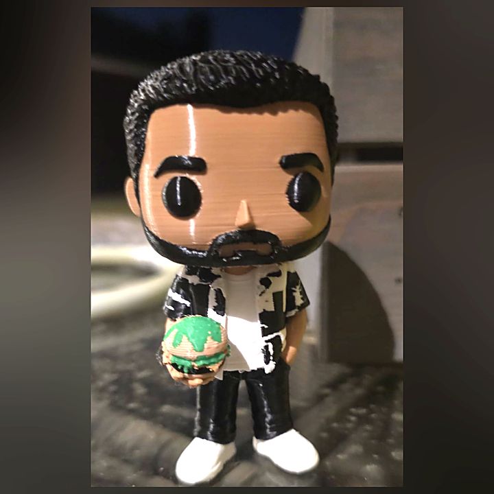 Funko Pop personalizado: con su accesorio: camisa estampada y hamburguesa