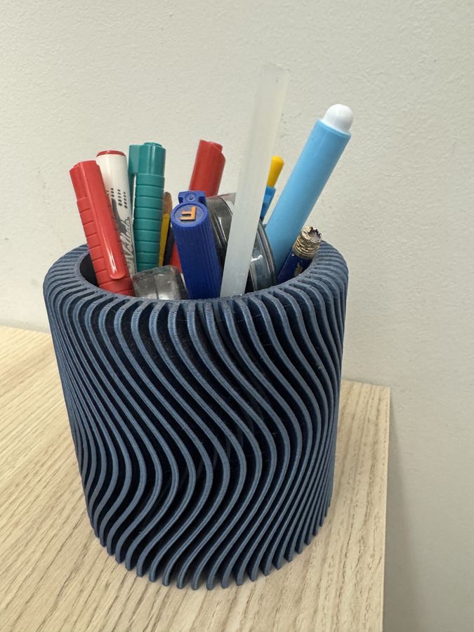 Portaplumas azul de superficie ondulada